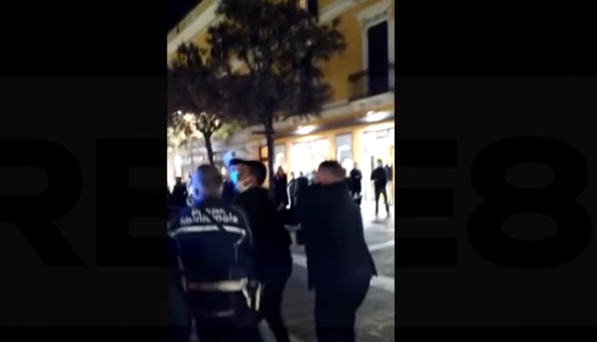 Coppia senza mascherina a Pescara, lui aggredisce i vigili incitato dalla folla VIDEO