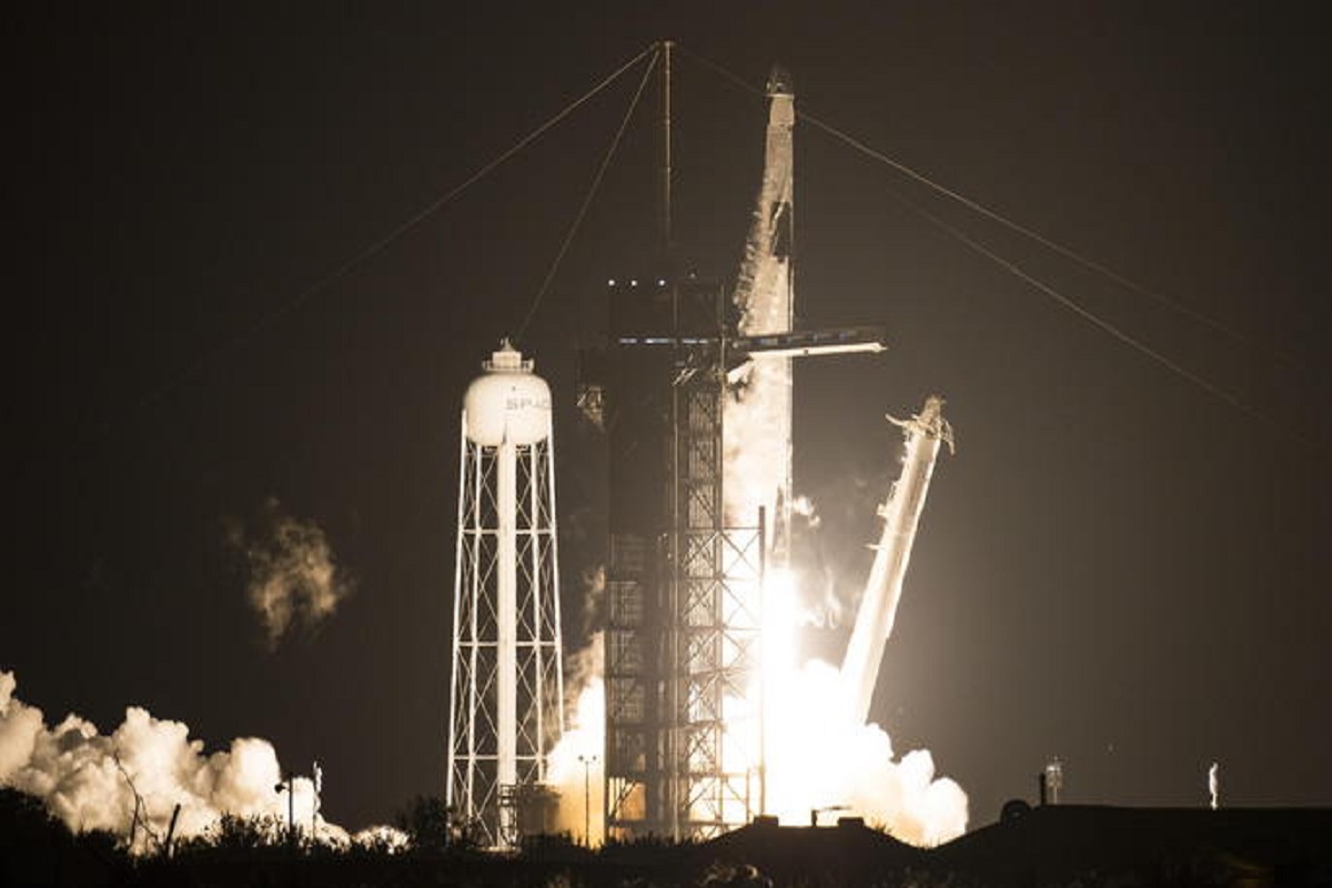 Crew Dragon della SpaceX di Elon Musk in volo verso la stazione spaziale internazionale