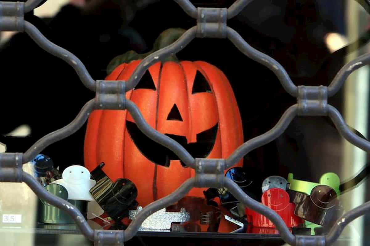 Feste proibite di Halloween anche col Covid: a Milano affittano una casa e si chiudono in 20