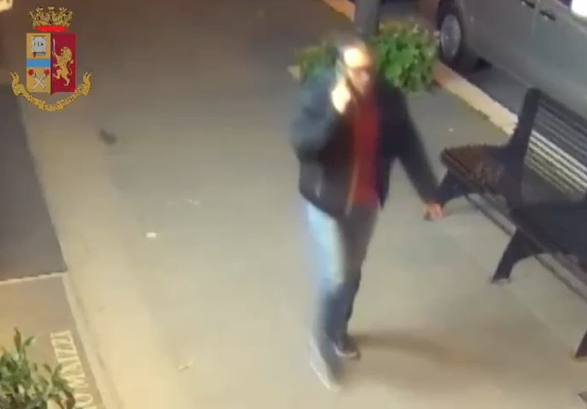 Foggia, la Polizia cerca quest'uomo (VIDEO): "Aiutateci a prenderlo, è un molestatore"