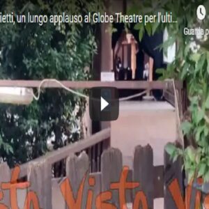 Gigi Proietti, un lungo applauso al Globe Theatre per l’ultimo saluto VIDEO