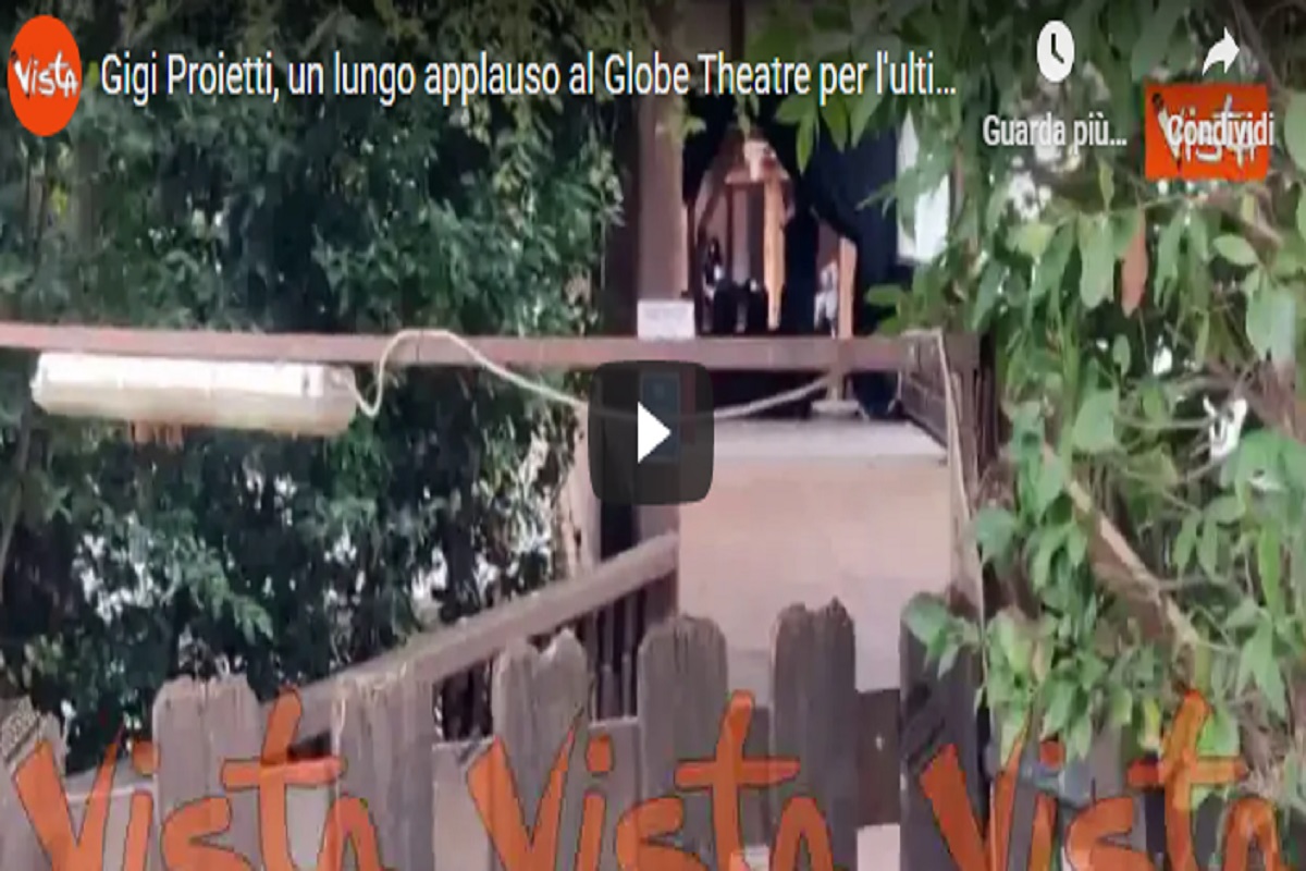 Gigi Proietti, un lungo applauso al Globe Theatre per l’ultimo saluto VIDEO