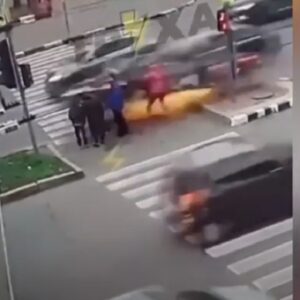Investe una famiglia sulle strisce pedonali: incidente choc in Ucraina VIDEO