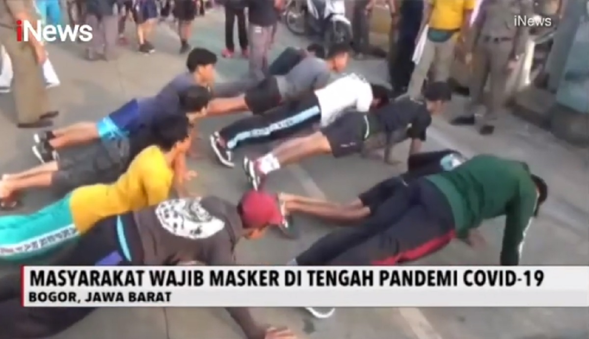 Covid Indonesia: trasgressori costretti a fare flessioni e sdraiarsi nelle bare VIDEO