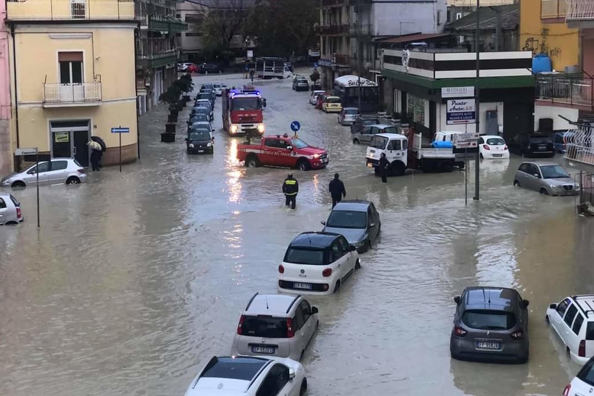 Maltempo, bomba d'acqua a Crotone: auto sommerse dal fango. A rischio anche la partita con la Lazio