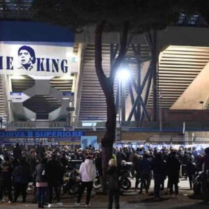 Maradona "re di Napoli": lo stadio San Paolo prenderà il suo nome. Tifosi lo celebrano tutta la notte