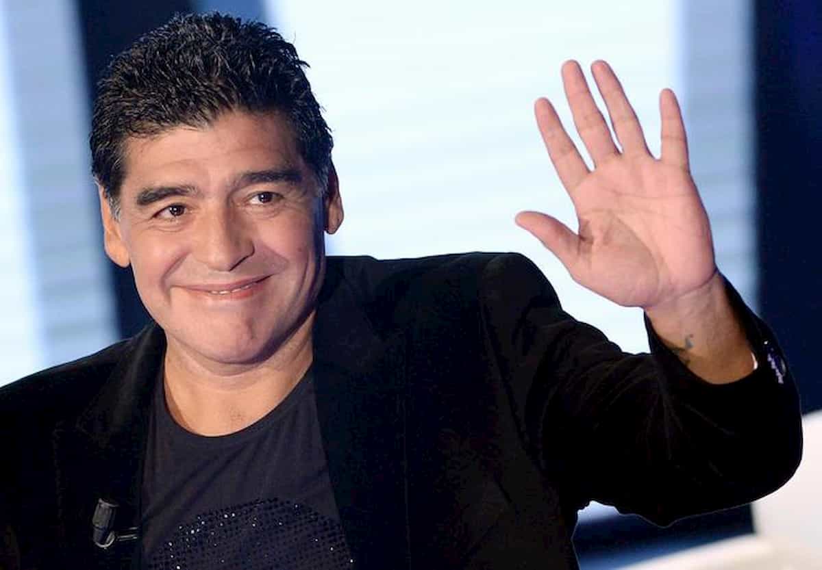 Maradona, il cuore pesava il doppio del normale. Spuntano le chat WhatsApp: "Papà ha vomitato"