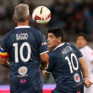 Maradona, il pallone nella bara per ricordarsi della sua vita "normale": quella sul campo da calcio