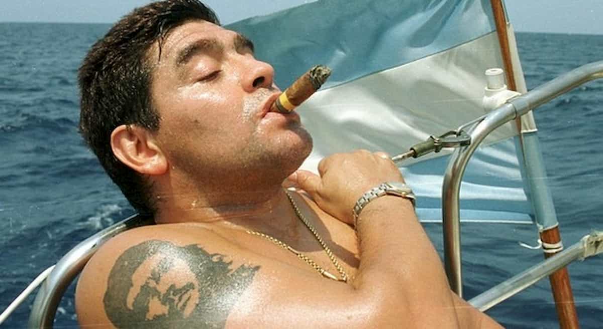 Maradona, la calciatrice che non osserva il minuto di silenzio: "Un violentatore""