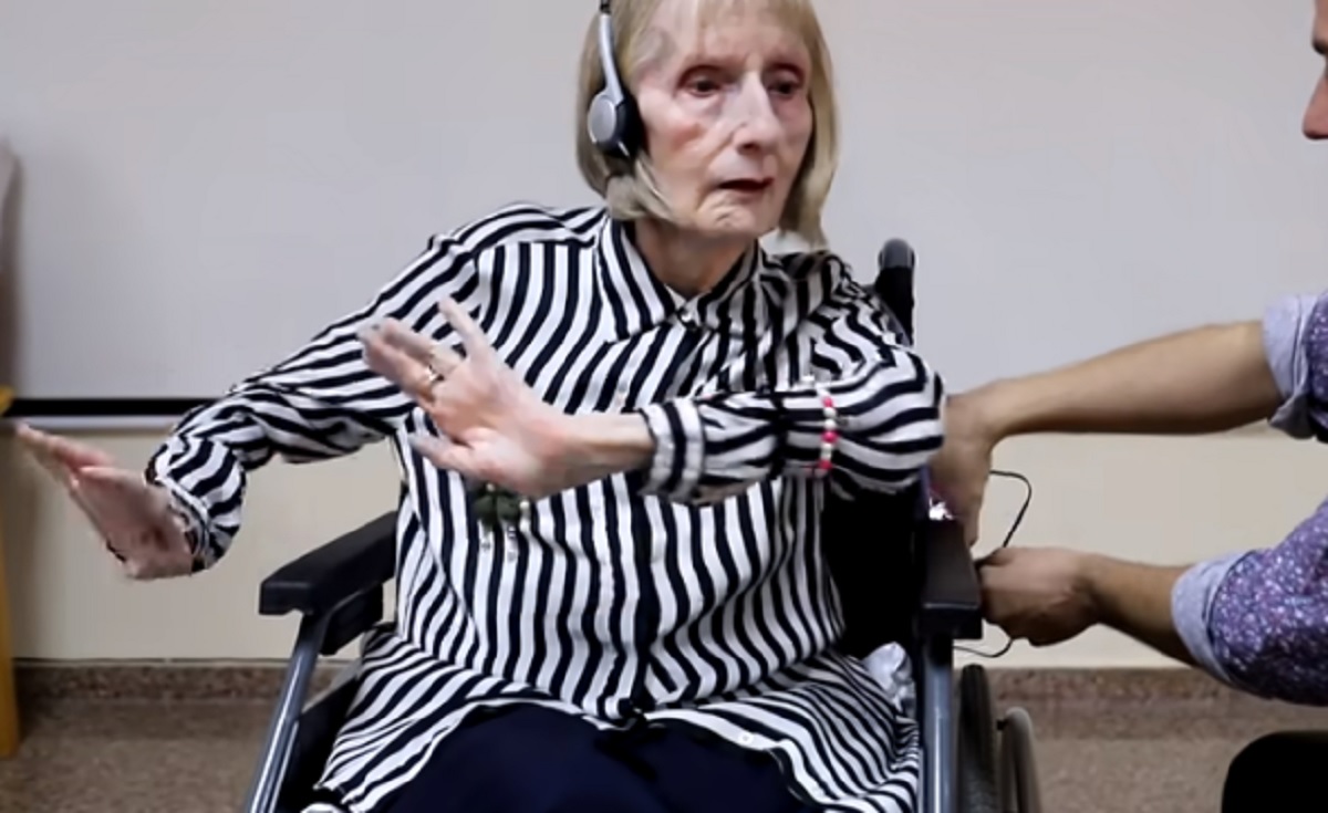 Marta C. Gonzalez, la ballerina con l'Alzheimer sente la musica e ricorda i passi VIDEO