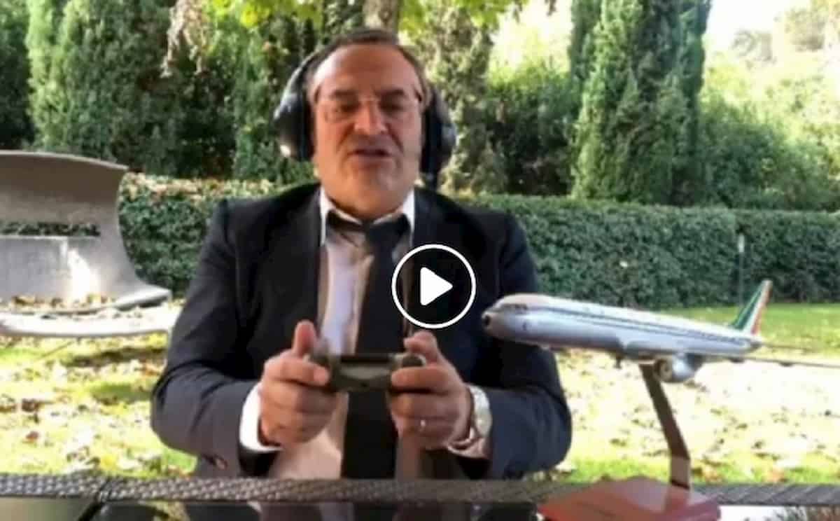 Max Giusti fa Claudio Lotito alla guida del Boeing: "Annamo a fa i tamponi ad Avellino" VIDEO