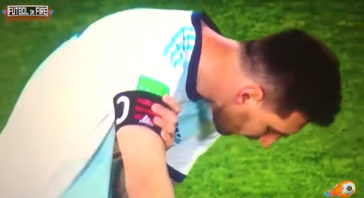 Messi, conati di vomito (di nuovo) in campo prima di Argentina-Paraguay VIDEO