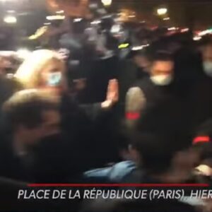 Parigi, violento sgombero di migranti: poliziotto fa lo sgambetto a chi scappa VIDEO