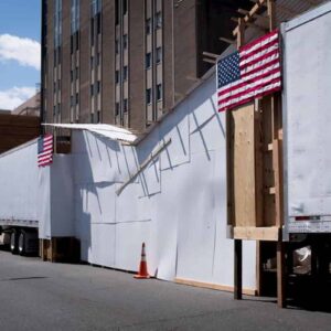 New York: 650 cadaveri di Covid "parcheggiati" nei camion frigo: non si conoscono le famiglie