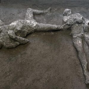 Pompei, ritrovati due corpi intatti: un quarantenne e uno schiavo uccisi dai vapori bollenti dell'eruzione