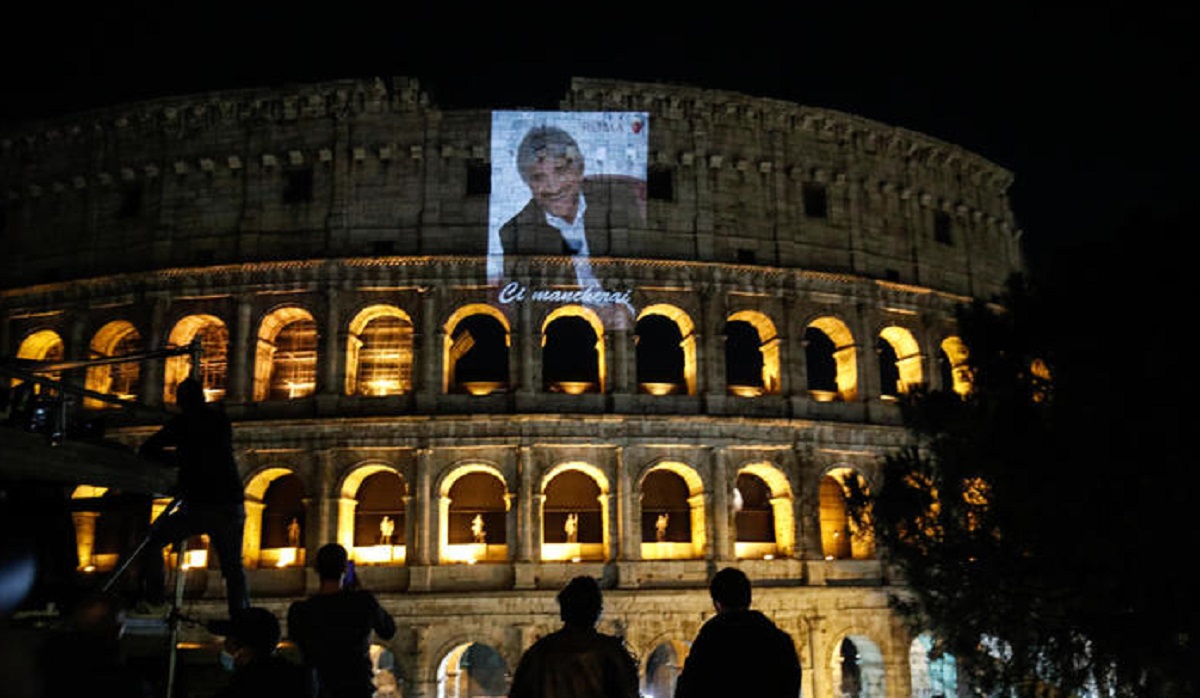 Gigi Proietti e la FOTO formato francobollo sul Colosseo. Tanti romani criticano il Comune