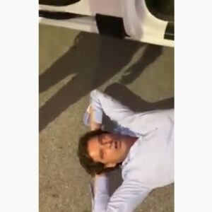 Assessore di Anzio si stende sotto l'auto dei vigili contro la chiusura della palestra VIDEO