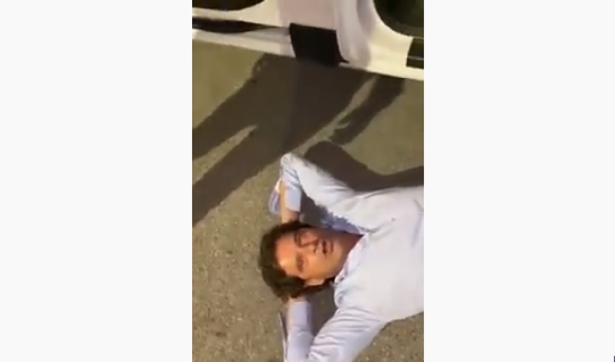 Assessore di Anzio si stende sotto l'auto dei vigili contro la chiusura della palestra VIDEO