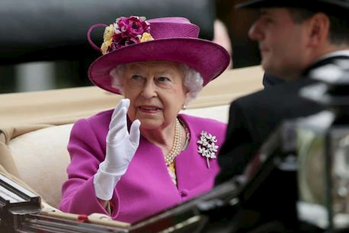 Regina Elisabetta, lo staff è in rivolta perché non vuole fare la quarantena di quattro settimane