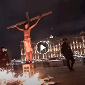 Mosca, un uomo legato alla croce davanti alla Lubjanka: protesta contro i servizi segreti russi VIDEO