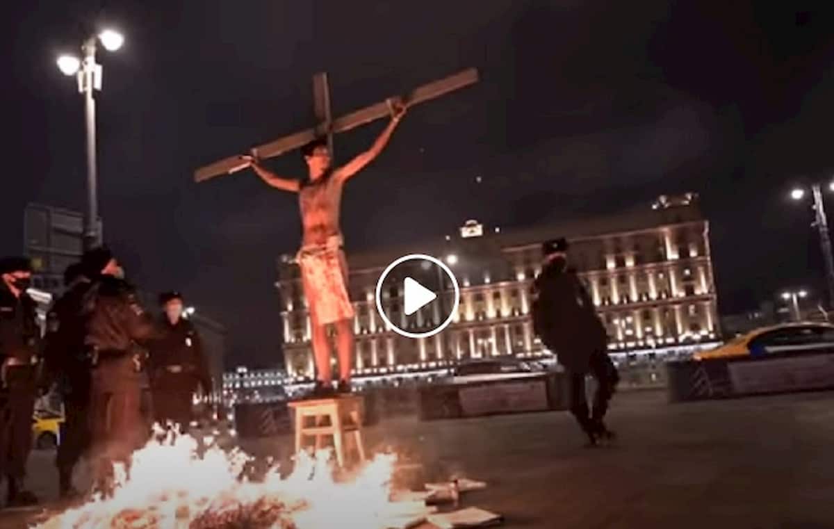 Mosca, un uomo legato alla croce davanti alla Lubjanka: protesta contro i servizi segreti russi VIDEO