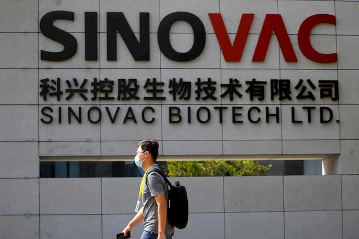Vaccino cinese Sinovac, stop in Brasile: incidente grave a un volontario che lo stava sperimentando