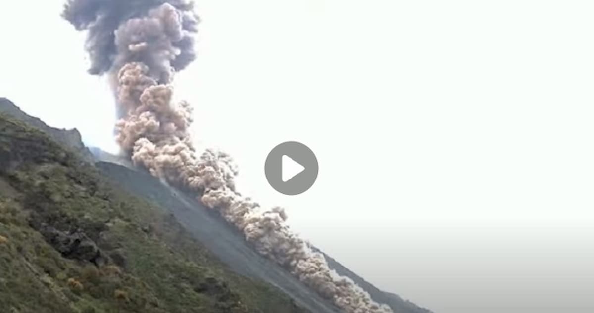 Stromboli, forte esplosione ripresa in diretta: nube lavica e pioggia di cenere sull'isola VIDEO