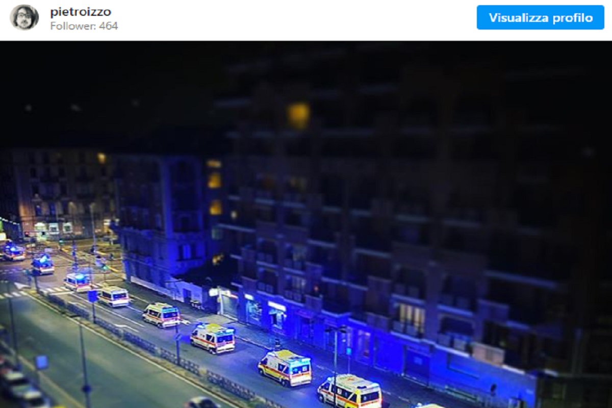 Torino, dieci ambulanze in coda per rientrare in ospedale. La foto simbolo della seconda ondata