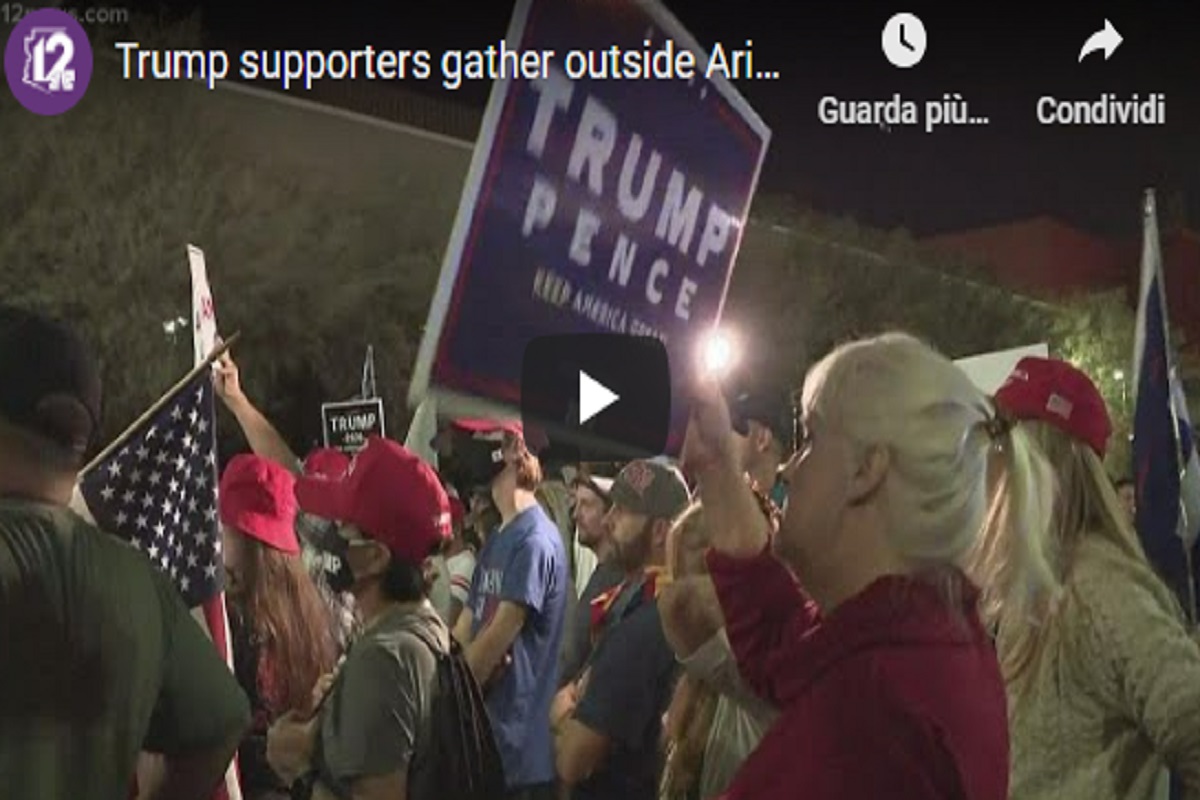 Arizona, i sostenitori di Trump protestano armati davanti all'ufficio elettorale VIDEO