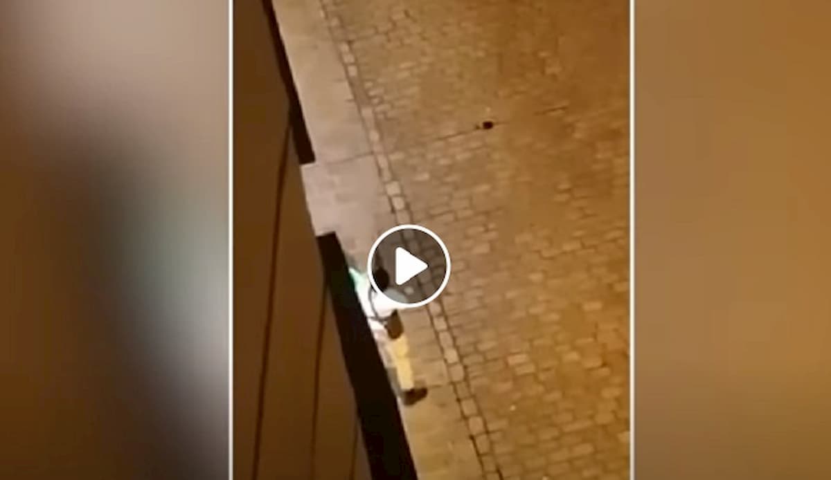 Attentato Vienna, i VIDEO della mattanza: un terrorista uccide un passante a sangue freddo