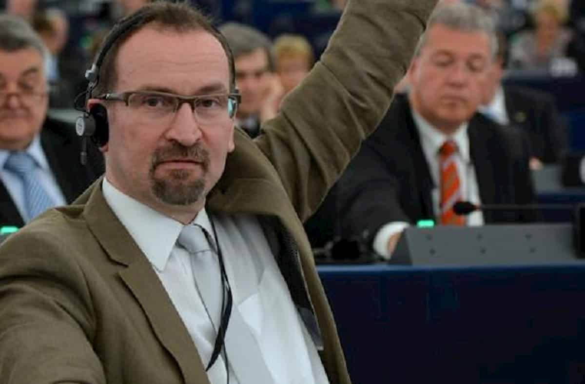 Jozsef Szajer: campione della famiglia in Ungheria, in gay bang a Bruxelles il deputato di Orban