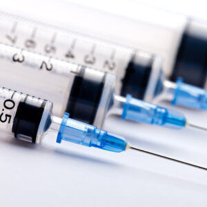 Vaccino, testato sugli anziani? Covid letale per i vecchi: che effetto avranno i vaccini? Non è rischioso? Ma intanto mancano gli aghi