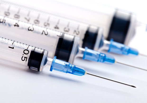 Vaccino, testato sugli anziani? Covid letale per i vecchi: che effetto avranno i vaccini? Non è rischioso? Ma intanto mancano gli aghi