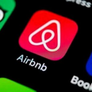 Airbnb verso il debutto in Borsa: aumenta la fascia di prezzo dell'IPO tra 56 e 60 dollari per azione