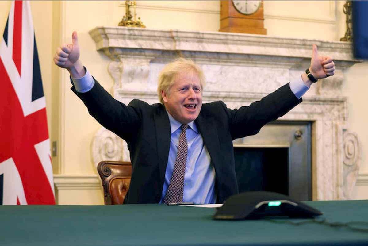 Brexit, trovato l'accordo finale tra Ue e Regno Unito. Boris Johnson coi pollici alzati: "Restiamo amici"