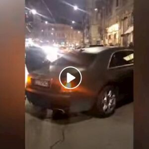 Flavio Briatore e la Rolls Royce che blocca il traffico di Milano... ma non è la sua! VIDEO