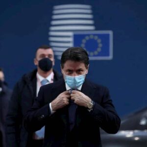 Renzi avverte: "Pronto a far cadere Conte se non fa marcia indietro". Il premier accetta la verifica