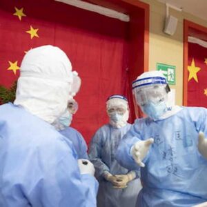 Cina, primo morto di Covid da maggio. Arriva il team Oms per studiare il coronavirus, ma 2 sono positivi