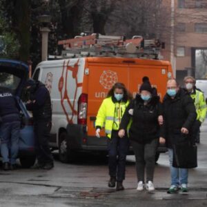 Milano, esplosione in un appartamento in via Lodovico il Moro: donna ustionata, palazzo sfollato