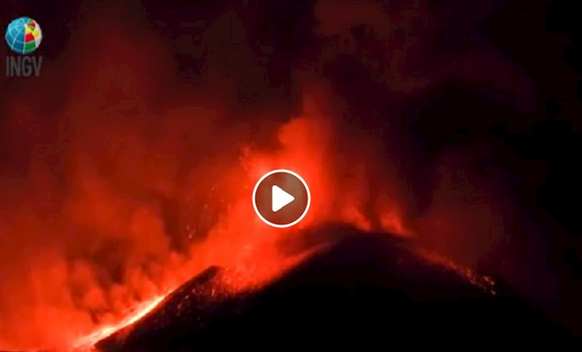 Etna, eruzione amplifica terremoto Sicilia del 23 dicembre? VIDEO fontane di lava del Cratere Sud-Est