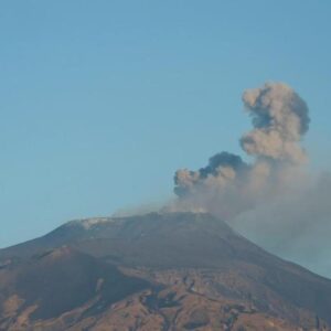 Etna non si placa: nuove esplosioni dal cratere Sud-Est con emissione di cenere lavica VIDEO