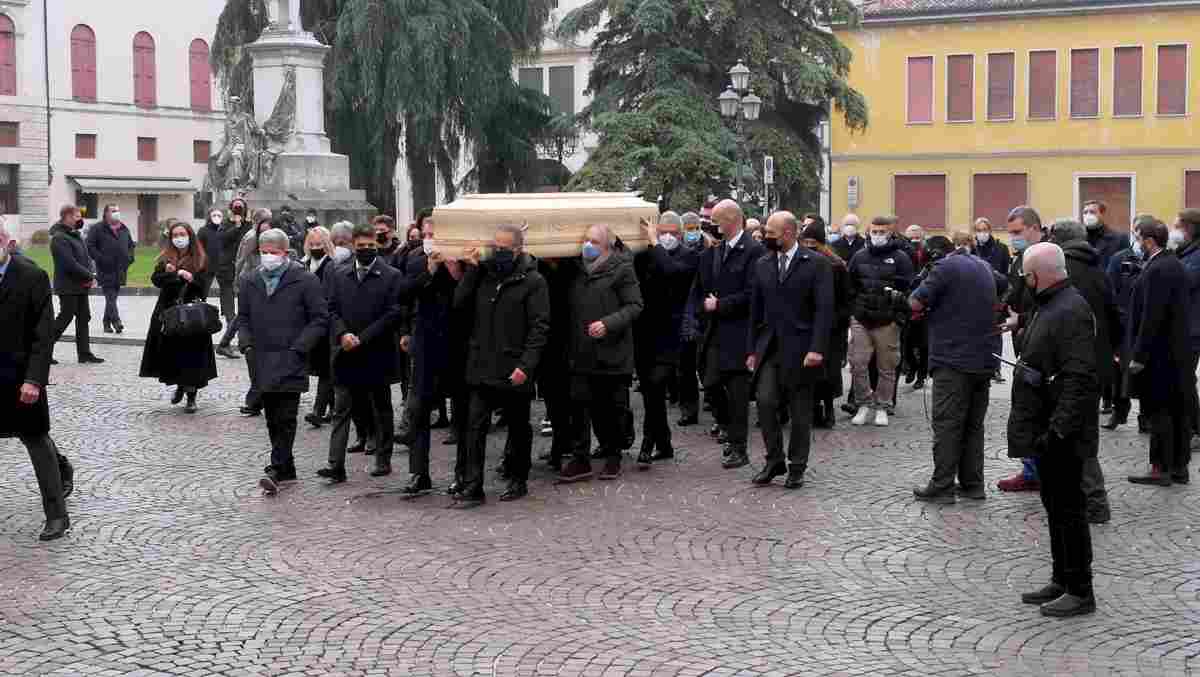 Paolo Rossi, la banda di ladri senza cuore che svaligia casa di Pablito a Bucine durante il funerale