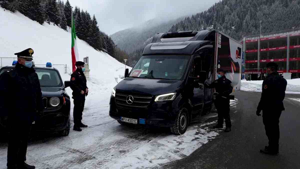 Vaccino anti Covid, furgone con le prime dosi è arrivato al Brennero: Carabinieri lo scortano allo Spallanzani