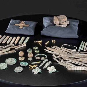 Galloway Hoard, il tesoro vichingo portato alla luce in Scozia: oro, gioielli e i primi filati di seta
