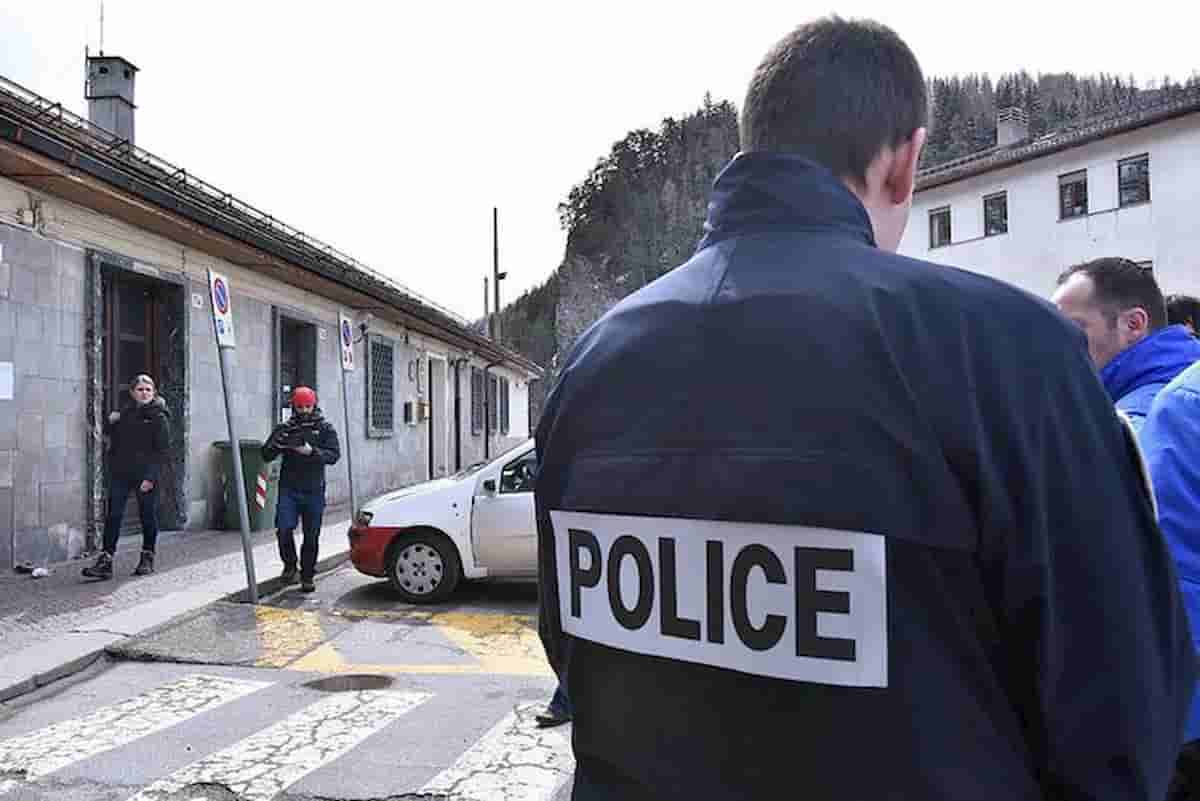 Francia, poliziotti uccisi a colpi d'arma da fuoco: volevano sedare una lite in famiglia, lei era sul tetto