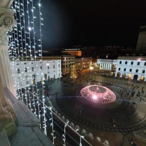 Natale a Genova, anche Gesù ha preso il covid,ma un milione di lampadine illumina piazza De Ferrari