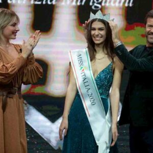 Miss Italia 2020, Martina Sambucini prima reginetta eletta in streaming e senza abbracci