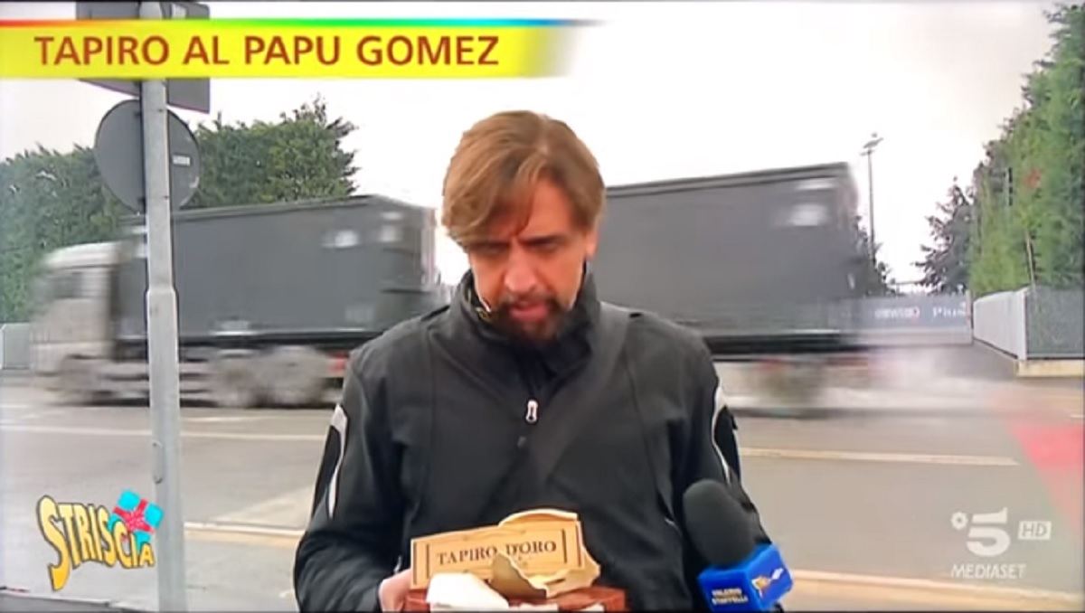 Papu Gomez e il Tapiro di Striscia la Notizia, chi l'ha tirato verso l'inviato Valerio Staffelli? VIDEO