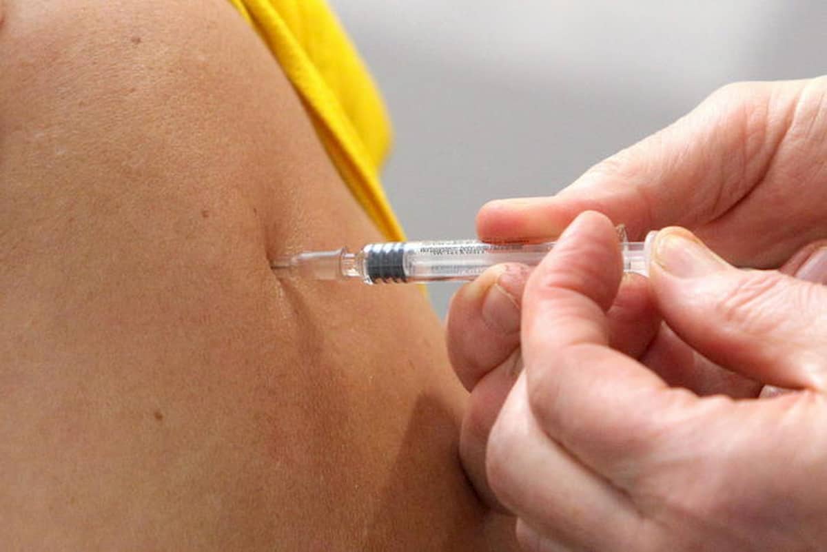 I complottisti dei vaccini: i cinesi immuni di Napoli e l'acqua e zucchero di Mattarella