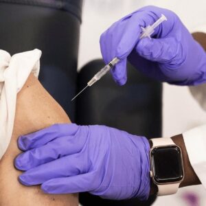 Bastonare il vaccino, la reazione allergica come clava